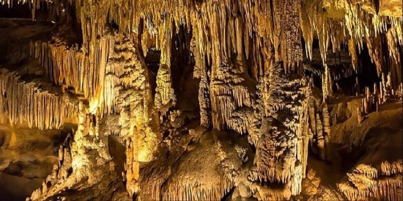 Leo hơn 1200 bậc thang để khám phá hang Chiều hùng vĩ