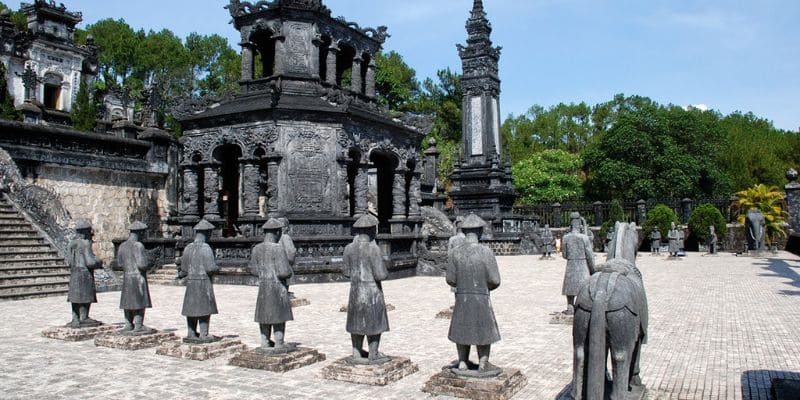 Loạt tượng cận thần mô tả cảnh yết kiến nhà vua ở sân Bái Đính