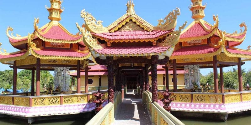 Lối đi vào chánh điện thờ các vị Thần, Phật