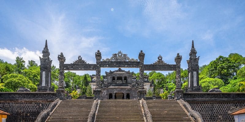 Lối vào của lăng - Cổng Tam Quan