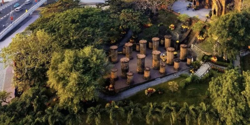 Lối vào khu di tích Tháp Bà với hàng cây xanh mát