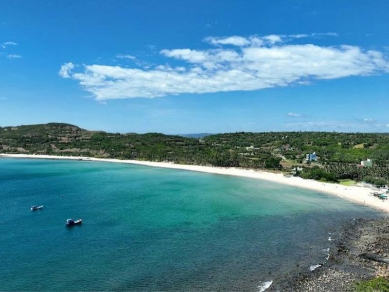 Đi xe máy và ngắm trọn cung đường biển tuyệt đẹp