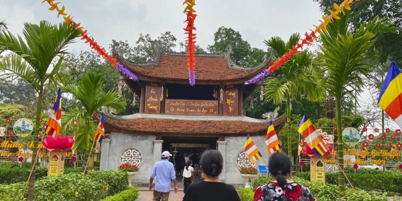 Du khách cần chú ý trang phục và tác phong khi tham quan chùa