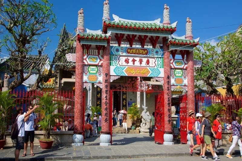 Chú ý trang phục kín đáo khi ghé thăm điểm du lịch tâm linh