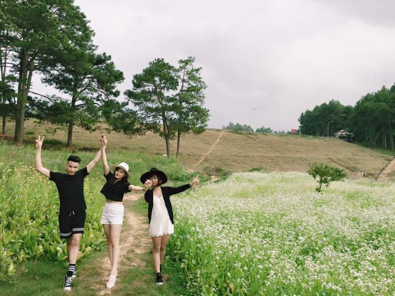 Mang váy maxi thoáng mát, phối cùng mũ rộng vành để chống nắng