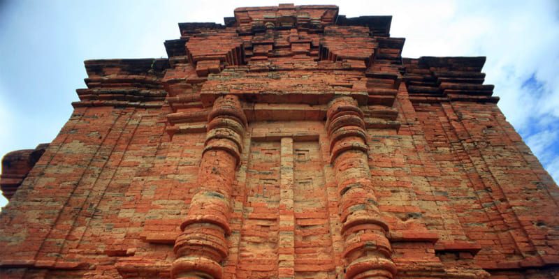 Mái tháp với các đường gờ và hoa văn chạm khắc cầu kỳ