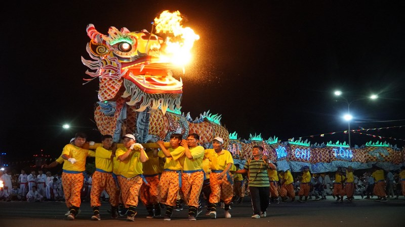 Màn trình diễn rồng nhang tại hội Yến Diêu Trì Cung