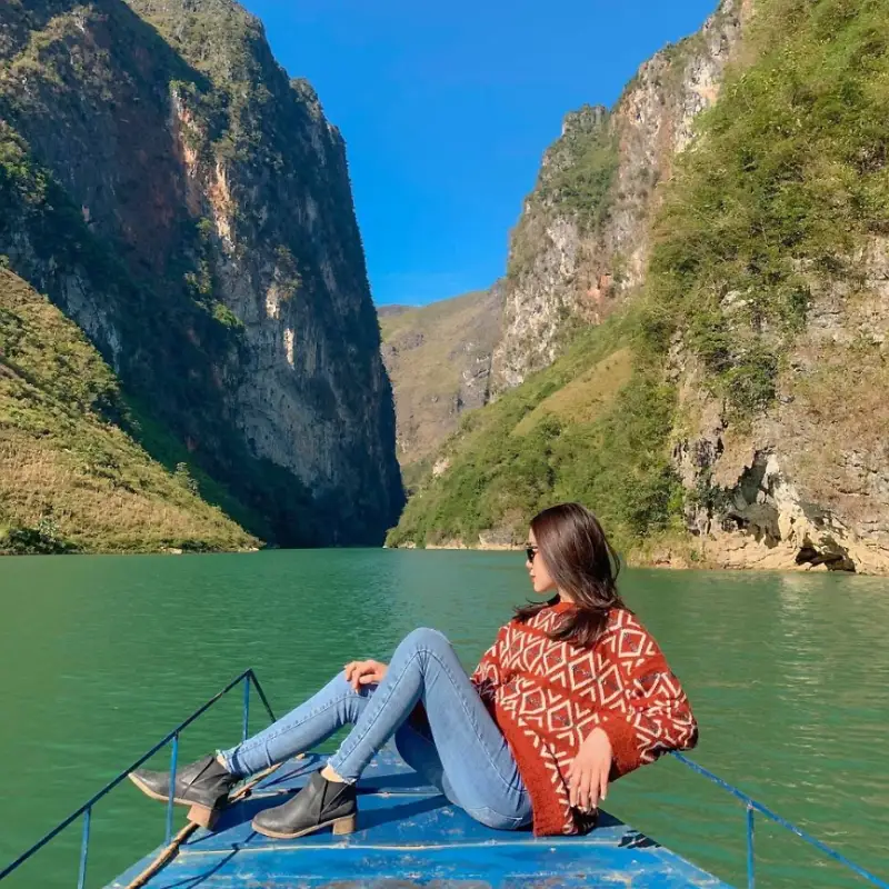 Mặt nước sông chảy êm đềm