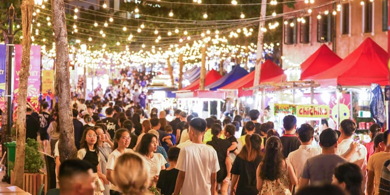 Mặt trời vừa lặn, chợ đêm bắt đầu rực rỡ ánh đèn đầy màu sắc