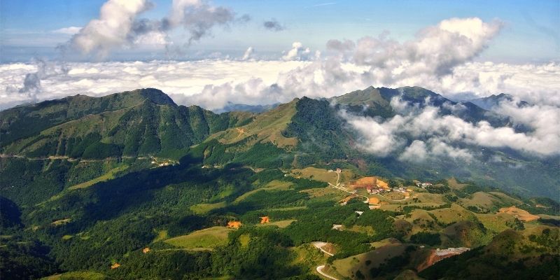 Vị trí đắc địa của Mẫu Sơn với những ngọn núi cao và khí hậu mát lạnh