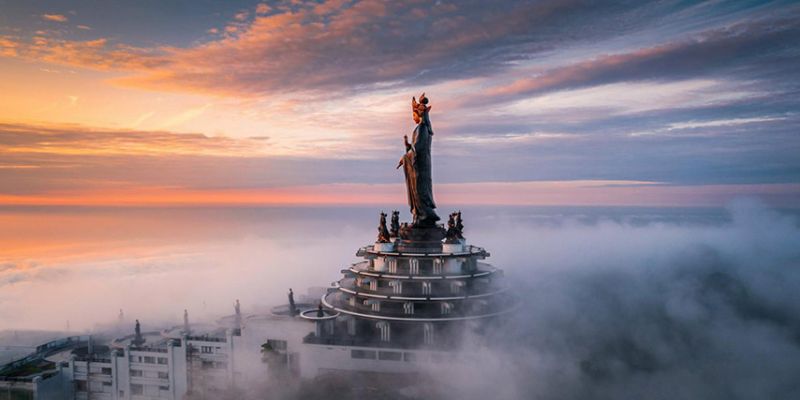 Mây trắng bồng bềnh trên đỉnh núi trong một chiều hoàng hôn thơ mộng