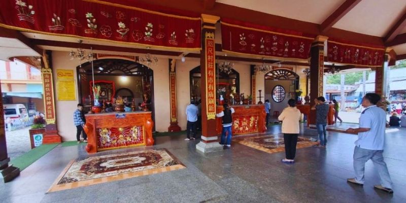 Không gian bên trong linh thiêng là nơi để chiêm bái