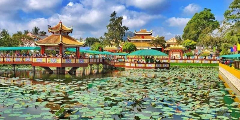 Khuôn viên miếu có rất nhiều cây xanh