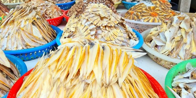 Du khách cũng đừng quên mua đặc sản về làm quà tặng