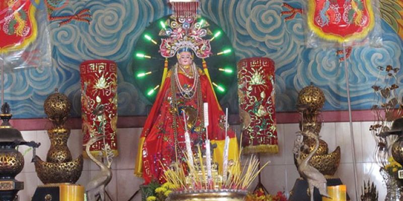 Nguồn gốc tên gọi bắt nguồn từ vị trí tọa lạc của miếu