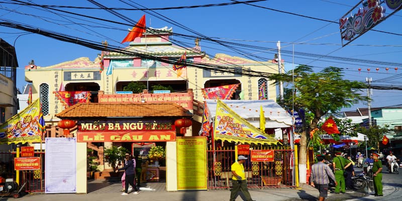 Kết hợp tham quan địa danh xung quanh để tối ưu hóa trải nghiệm