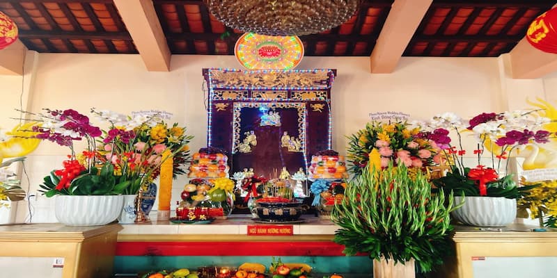 Không mặc trang phục hở hang khi ghé thăm miếu bà