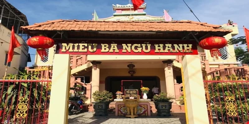 Cổng vào miếu bà ngũ hành ở thời điểm hiện tại