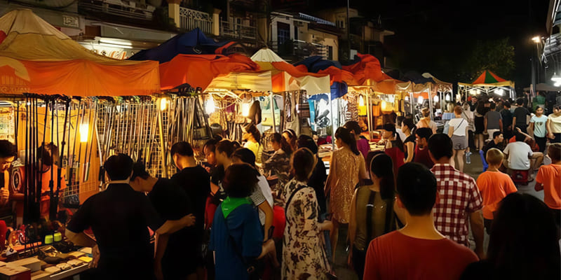 Mỗi gian hàng đều được trang trí tỉ mỉ với hoa văn đậm chất vùng sông nước