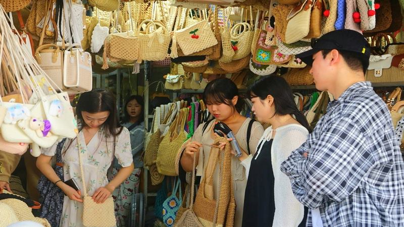 Mọi người thoải mái trả giá khi mua hàng