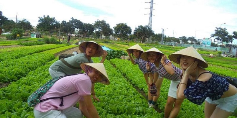 Nụ cười phấn khích của du khách khi được trải nghiệm một ngày làm nông