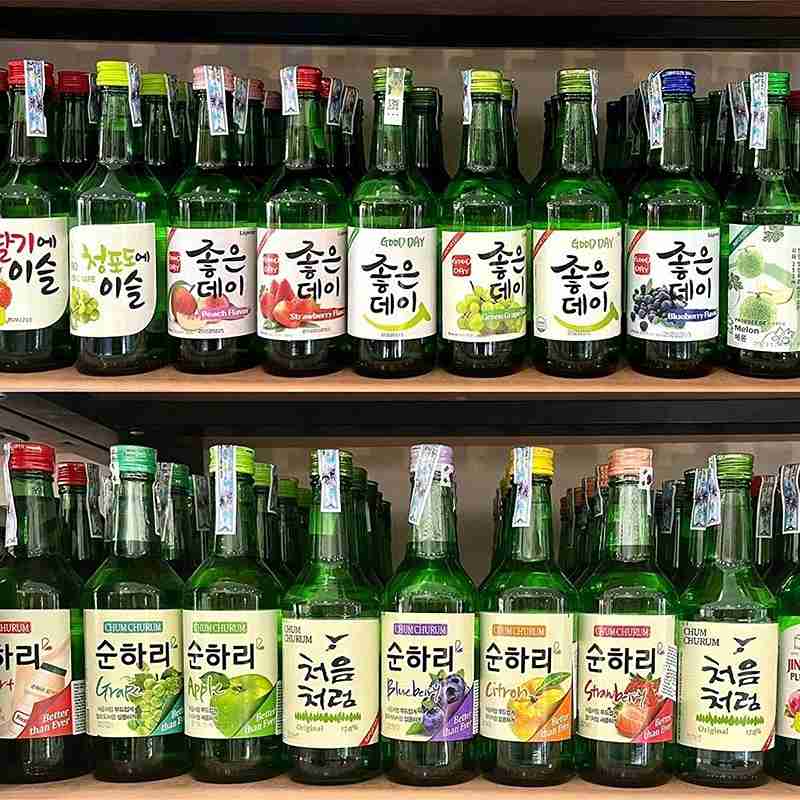Soju, rượu gạo nổi tiếng, là món quà độc đáo cho người yêu đồ uống.