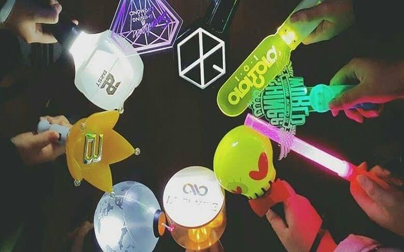 Đồ lưu niệm như lightstick, album, hoặc áo in hình thần tượng