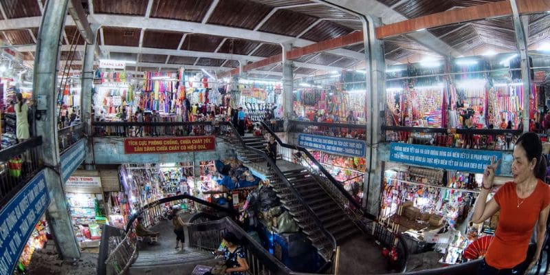 Mua sắm những sản phẩm đặc sản tại chợ