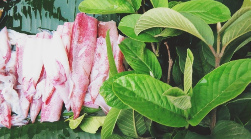 Mực hấp lá ổi tươi ngon