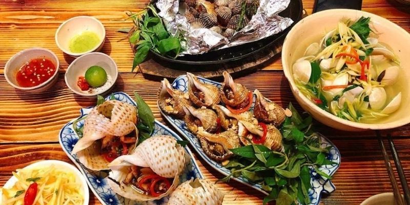 Du khách thưởng thức hải sản tươi ngon cùng các món đặc sản Ninh Thuận