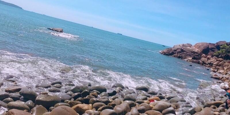 Bãi Tràng với bờ cát trắng trải dài và nước biển trong xanh