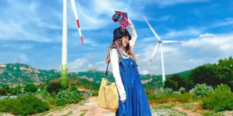 Tuabin gió khổng lồ trên cánh đồng điện gió được biết tới là điểm check-in nổi bật