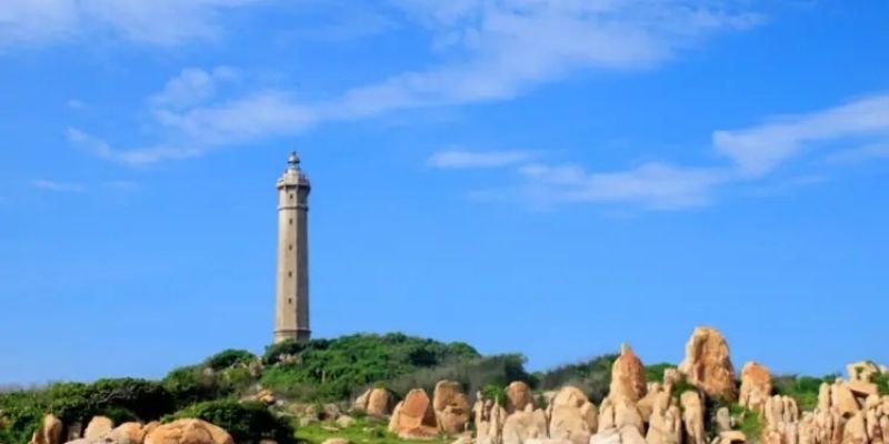 Ngọn hải đăng nhìn từ dưới chân được xem như biểu tượng của Mũi Dinh