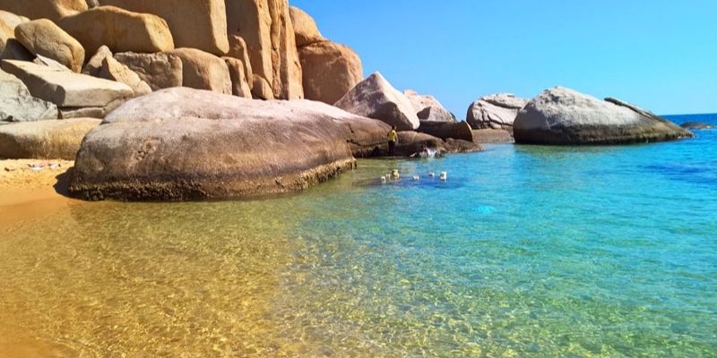 Biển trong xanh vào mùa khô, thích hợp tắm biển và cắm trại