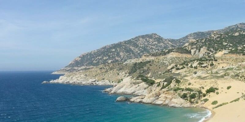 Du khách chinh phục cung đường ven biển DT701