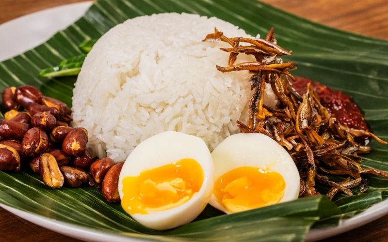 Nasi Lemak món ăn nổi bật của ẩm thực Malaysia