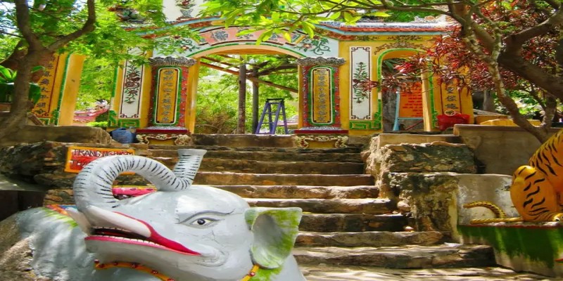 Nên đến chùa vào mùa khô để tiện di chuyển