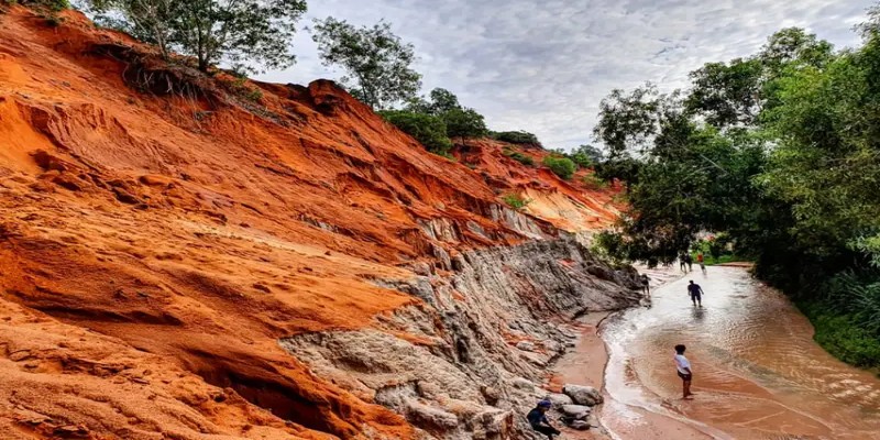 Nên đến thăm suối Tiên vào tháng 3 và tháng 11 trong năm