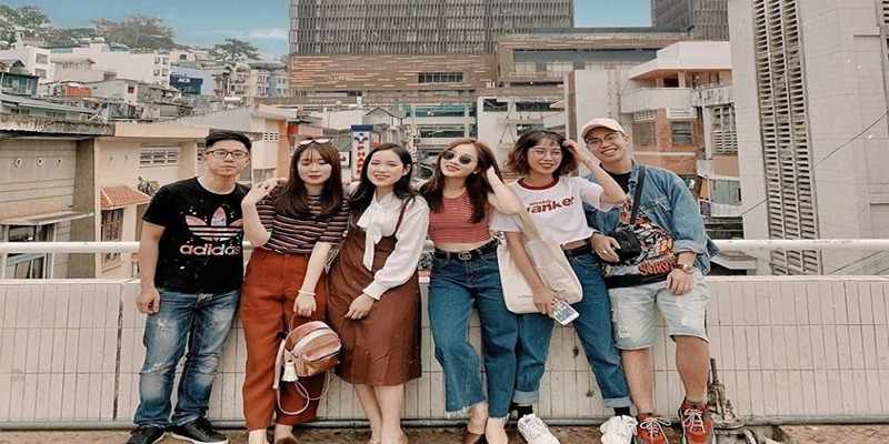 Mùa hè Đà Lạt nên mang trang phục cần nhẹ nhàng, thấm hút mồ hôi