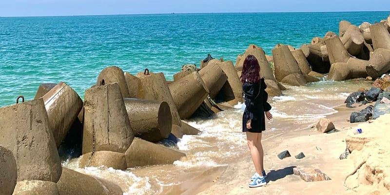 Nên mang giày thể thao khi khám phá các mỏm đá Ông Địa