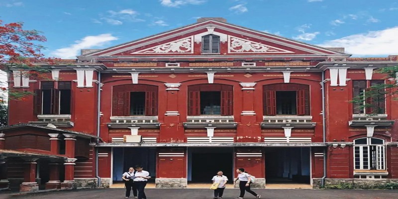 Nét đẹp cổ kính đầy lãng mạn tại Quốc Học Huế