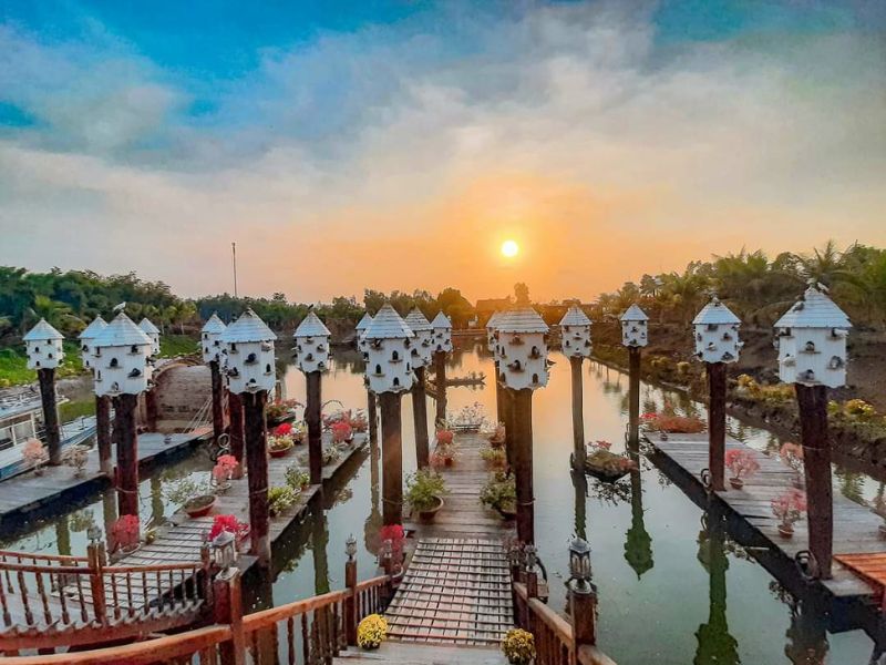 Nét đẹp tại sân bồ câu thu hút đông đảo du khách