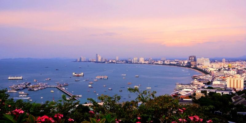 Du khách ngắm cảnh cố đô Huế từ mỏm đá trên đỉnh đồi