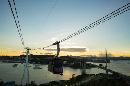 Trải Nghiệm Cáp Treo Nữ Hoàng Ngắm Nhìn Hạ Long Từ Trên Cao