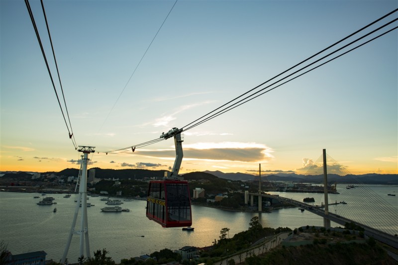 Ngắm hoàng hôn trên biển tuyệt đẹp từ cáp treo