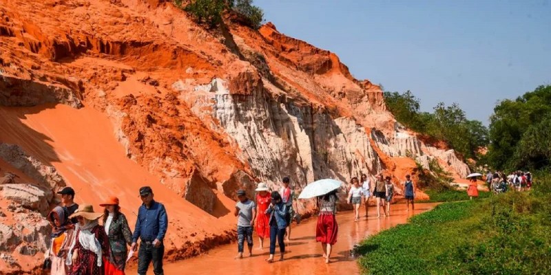 Ngắm nhìn cảnh quan hai bên bờ suối Tiên