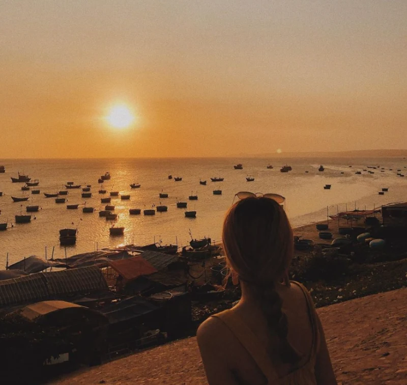 Ngắm nhìn hoàng hôn thơ mộng tại vịnh