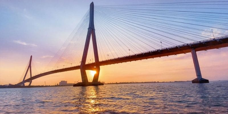 Ngắm nhìn vẻ đẹp thơ mộng của cây cầu vắt ngang sông Hậu