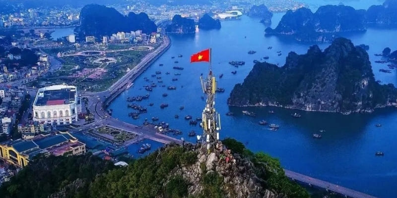 Ngắm trọn Vịnh Hạ Long tại đỉnh núi Bài Thơ