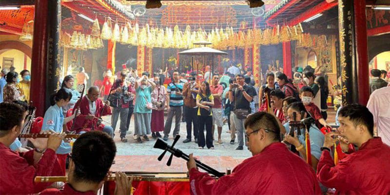 Ngày rằm, lễ tết là thời gian lý tưởng để viếng thăm chùa Ông Bổn